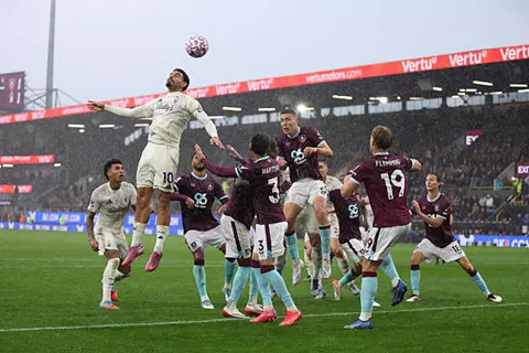 النقطة الأولى لبوستيكوجلو.. نوتنجهام يعود بالتعادل من ملعب بيرنلي